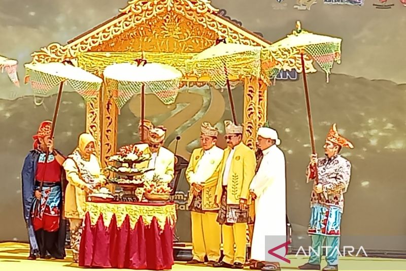 Gubernur Kalsel H Sahbirin Noor beserta Ketua PKK Kalsel Hj Raudatul Jannah (Acil Odah), Wakil Gubernur Kalsel H Muhidin, Ketua DPRD Kalsel H Supian HK dan KH Wildan Salman saat pemotongan nasi astakona (nasi tumpeng) saat perayaan Hari Jadi Ke-74 provinsi setempat 2024 dengan adat Banjar di panggung halaman Kantor Gubernur Lama di Kota Banjarmasin, Rabu (14/8/2024). (ANTARA/Sukarli)