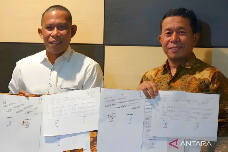 Ilustrasi - Kepala Kanwil DJPb Kaltara, sakop (kanan) dan Bupati Bulungan Syarwani (kiri) memperlihatkan berita acara kerja sama pengelolaan keuangan yang telah ditandatangani, di Tanjung Selor. (ANTARA/HO-DJPb Kaltara)