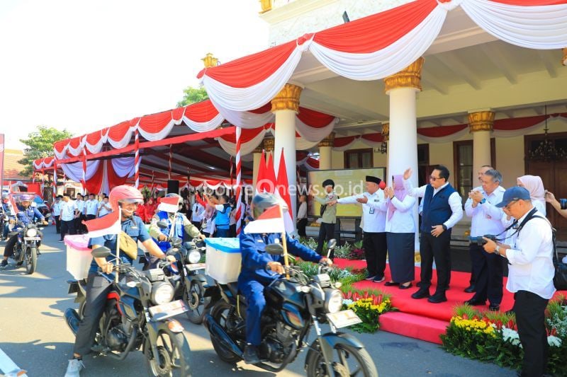 Pj Gubernur Jawa Timur Adhy Karyono saat memberangkatkan 39 orang Tenaga Kesejahteraan Sosial Kecamatan (TKSK) dan dan 39 orang Taruna Siaga Bencana (Tagana) di Gedung Negara Grahadi Surabaya, Rabu. ANTARA/HO-Biro Adpim Jatim.