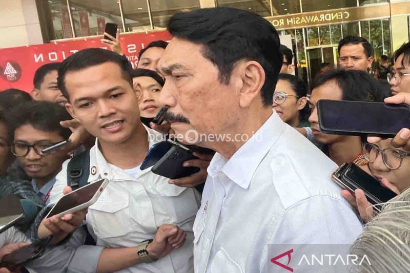 Menteri Koordinator Bidang Kemaritiman dan Investasi Luhut Binsar Pandjaitan menjawab pertanyaan awak media seusai menghadiri Supply Chain & National Capacity Summit 2024 di Jakarta Convention Center (JCC) Senayan, Rabu (14/8/2024). ANTARA/Harianto