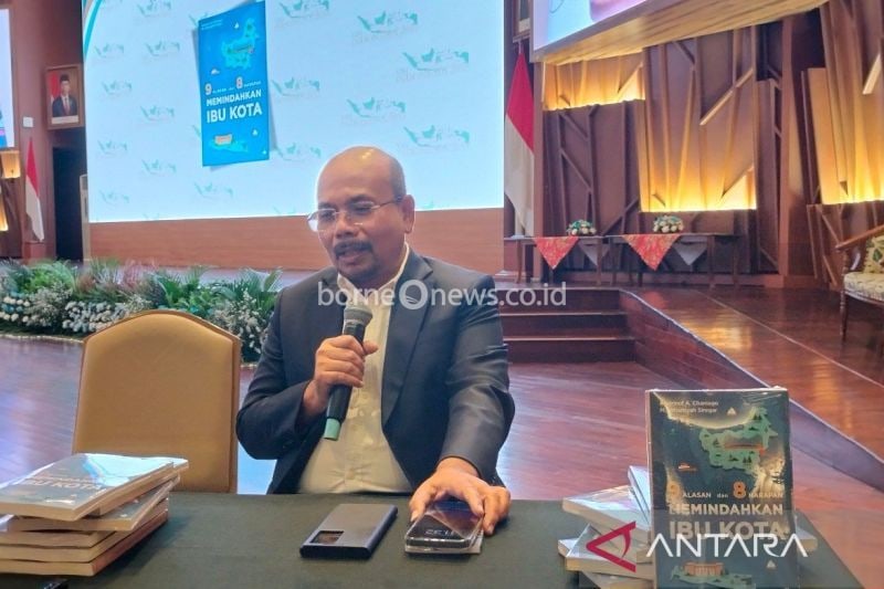 Mantan Menteri Perencanaan Pembangunan Nasional/Kepala Badan Perencanaan Pembangunan Nasional Andrinof Chaniago dalam konferensi pers peluncuran buku 9 Alasan dan 8 Harapan Memindahkan Ibu Kota di Jakarta, Rabu (14/8/2024). ANTARA/Aji Cakti