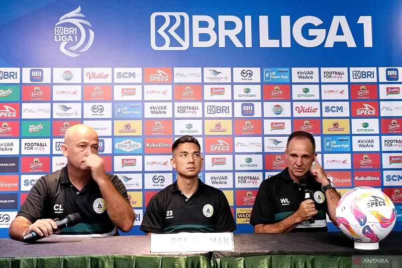 Pelatih PSS Sleman Wagner Lopes (kanan) didampingi kapten tim Kim Jeffrey Kurniawan (tengah) saat konferensi pers di kantor pemasaran Persebaya Surabaya, Sabtu (10/8/2024). (ANTARA/Naufal Ammar Imaduddin)