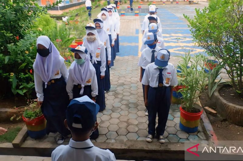 Siswa SMPN 11 Kota Tanjungpinang, Kepri, berbaris menuju masuk belajar ke ruang kelas. (ANTARA/Ogen)