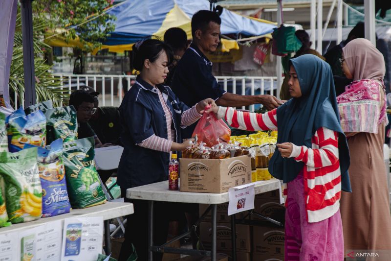 Warga membeli minyak saat Gerakan Pangan Murah di Batam, Kepulauan Riau, Senin (29/72024). Gerakan Pangan Murah yang menjual produk pangan seperti beras, Minyakita, daging ayam, cabai, bawang, dan telur di bawah harga pasar tersebut dalam rangka stabilisasi pasokan dan harga pangan. ANTARA FOTO/Teguh Prihatna/rwa