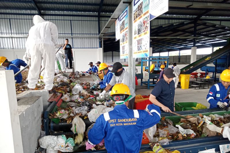 Sejumlah petugas di Tempat Pengolahan Sampah Terpadu (TPST) modern Sandubaya, Kota Mataram, Provinsi Nusa Tenggara Barat, melakukan proses pemilahan sampah plastik dan organik. (ANTARA/Nirkomala)