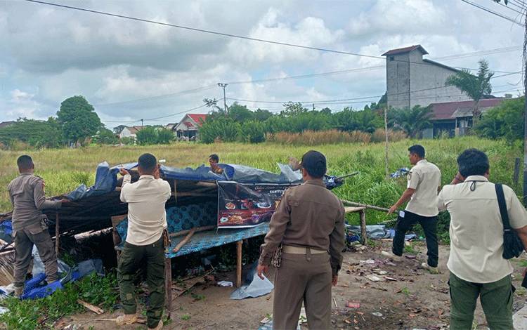 Satpol PP Sukamara terus Monitor Lapak di Pinggir Jalan