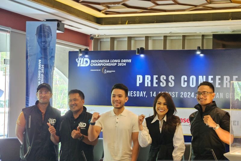 CEO Senayan Golf Yakup Hasibuan (tengah) berfoto bersama pada konferensi pers Indonesia Long Drive Championship 2024 di Jakarta, Rabu (14/8/2024). (ANTARA/RAUF ADIPATI)