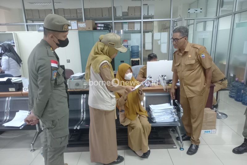 Kegiatan razia pemeriksaan kepatuhan pembayaran Pajak Kendaraan Bermotor (PKB) Aparatur Sipil Negara (ASN) di lingkungan Pemerintah Kota Pontianak (ANTARA/Prokopim Pontianak.