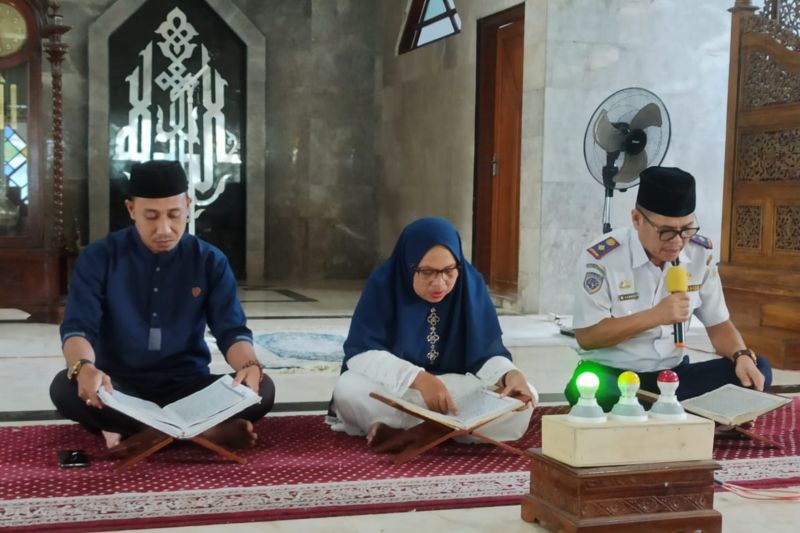 Pegawai OPD Pemkab Kepulauan Selayar saat mengikuti lomba tadarrus Alquran dalam rangka memperingati HUT ke 79 RI di Selayar, Rabu (14/08/2024). ANTARA/HO-Humas Pemkab Selayar