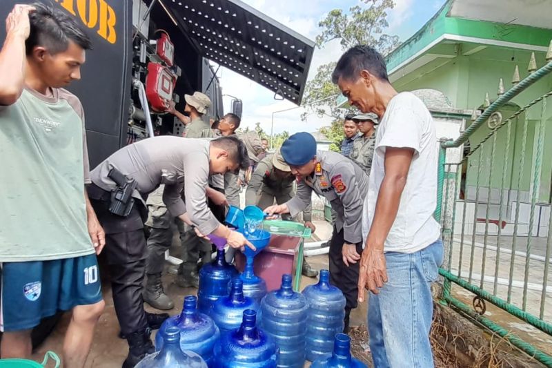 Brimob Jambi salurkan bantuan air bersih 5.000 liter untuk warga