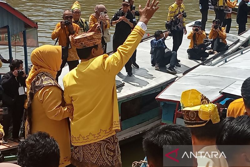 Gubernur Kalsel H Sahbirin Noor didampingi Istri saat meresmikan gelar Festival Budaya Pasar Terapung di Sungai Martapura dalam rangkaian peringatan Hari Jadi Ke-74 Provinsi Kalsel, di Banjarmasin, Rabu (14/8/2024). ANTARA/Sukarli