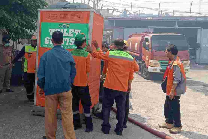Petugas menyiapkan unit toilet portabel di lokasi pengungsian warga yang terdampak kebakaran di RW 06 dan RW 12 Kelurahan Manggarai, Jakarta Selatan, Rabu (14/8/2024). ANTARA/HO-Dinas Kominfotik DKI Jakarta