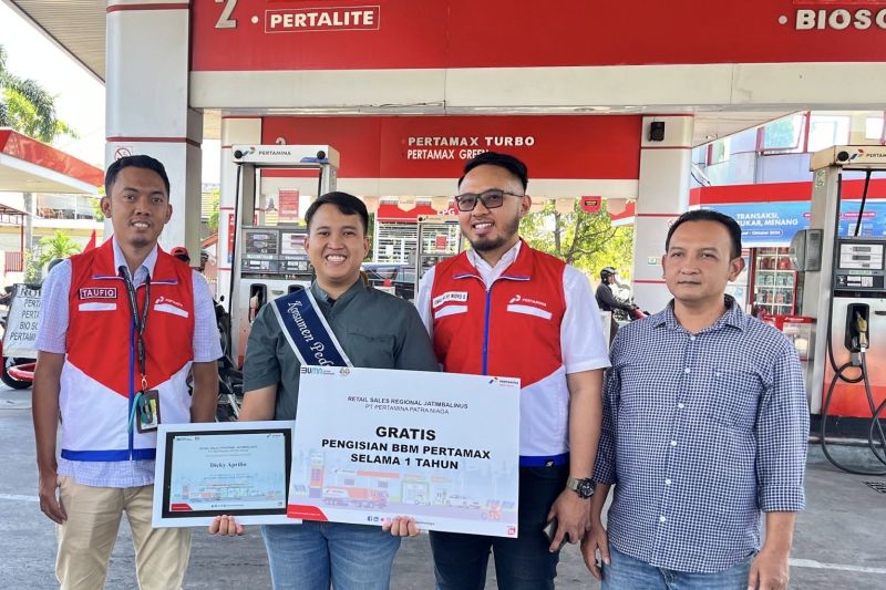 PT Pertamina Patra Niaga has honored Dicky Aprilio for confronting a customer who carelessly discarded a lit cigarette butt at a gas station in Sidoarjo, East Java, on Tuesday. (August 13, 2024) (ANTARA/HO via Pertamina Patra Niaga)