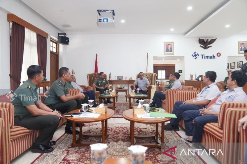 Danrem 045/Gaya Brigadir Jendral TNI Safta Feryansyah saat berkunjung ke PT Timah Tbk di Pangkalpinang, Rabu (14/8/2024). ANTARA/HO-Humas PT Timah Tbk.