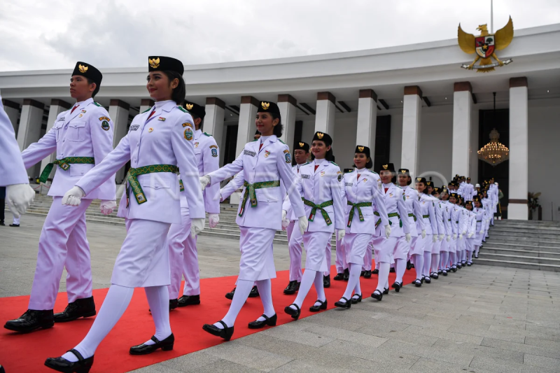 Arsip - Anggota Paskibraka 2024 berbaris seusai dikukuhkan oleh Presiden Joko Widodo di Istana Negara, Ibu Kota Nusantara (IKN), Kalimantan Timur, Selasa (13/8/2024). (ANTARA FOTO/Sigid Kurniawan/nym)