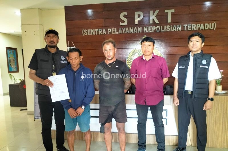 Kepolisian Sektor Kuta Selatan menyerahkan seorang warga negara asing (WNA) asal Rusia bernama Anton Viktorovich kepada Tim Inteldakim Kantor Imigrasi Ngurah Rai, Badung, Bali, Rabu (14/8/2024) diduga karena WNA tersebut tidak terima diusir dan membuat onar. ANTARA/HO-Humas Polresta Denpasar