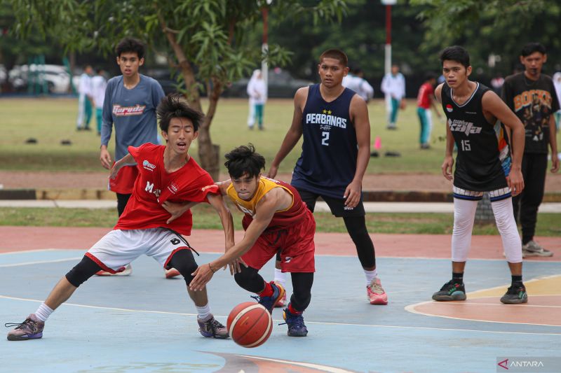 Atlet bola basket Aceh Sulthan (ketiga kiri) berebut bola dengan rekannya Stefanus (kedua kiri) saat mengikuti latihan persiapan PON XXI Aceh-Sumut di Banda Aceh, Aceh, Selasa (13/8/2024). ANTARA FOTO/Khalis Surry