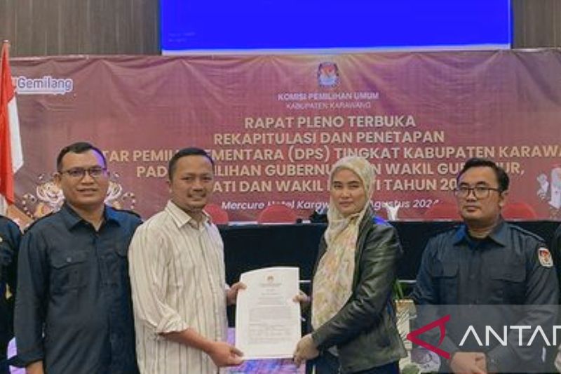Penyerahan berita acara pleno penetapan DPS dari KPU Karawang ke Bawaslu Karawang. (ANTARA/HO-KPU Karawang)