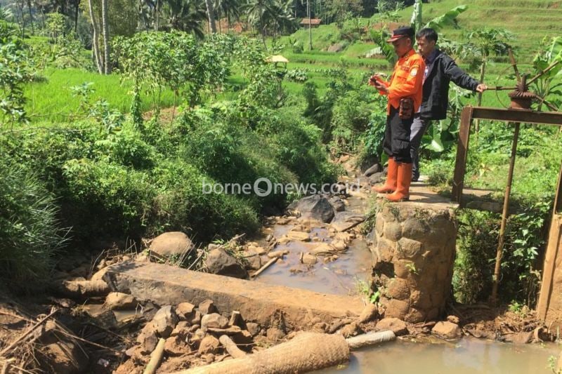 Petugas BPBD Ciamis meninjau kondisi aliran air di sungai wilayah Kabupaten Ciamis, Jawa Barat. (ANTARA/HO-BPBD Kabupaten Ciamis)
