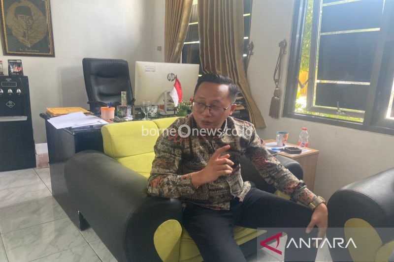 Komisioner KPU Sampang Karimullah menyampaikan keterangan pers tentang temuan data calon pemilih yang tidak memenuhi syarat. (ANTARA/ HO-KPU Sampang)