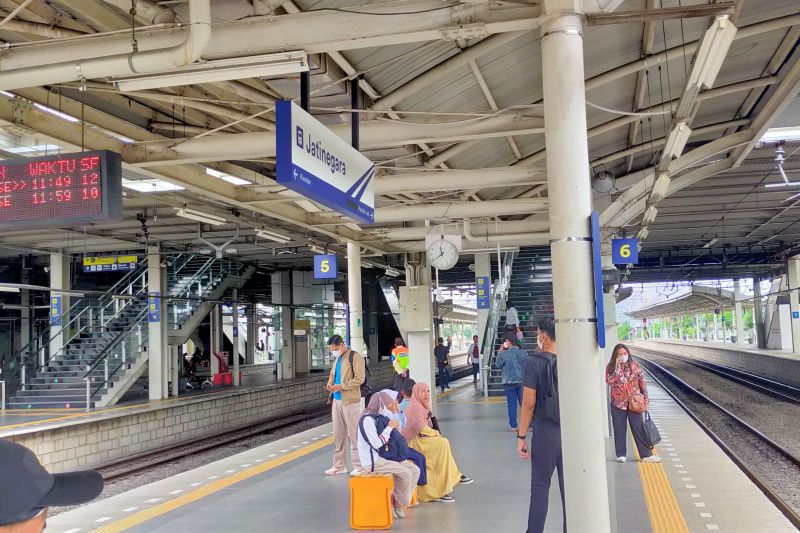 Penumpang menunggu kedatangan kereta api di peron Stasiun Jatinegara, Jakarta. ANTARA/HO-KAI Daop 1 Jakarta
