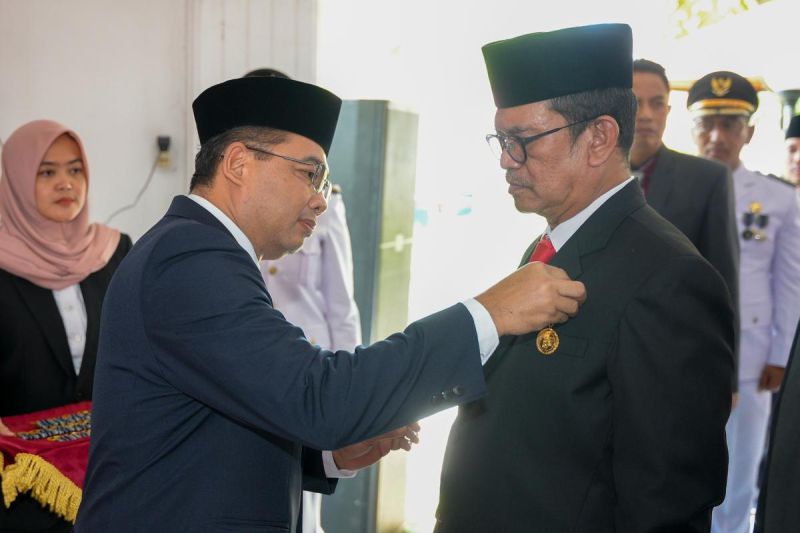 Pj Wali Kota Madiun Eddy Supriyanto menyematkan penghargaan Satyalancana Karya Satya 2024 kepada 116 ASN Pemkot Madiun di Rumah Dinas Wali Kota Madiun, Jatim, Rabu (14/8/2024). ANTARA/HO-Diskominfo Kota Madiun