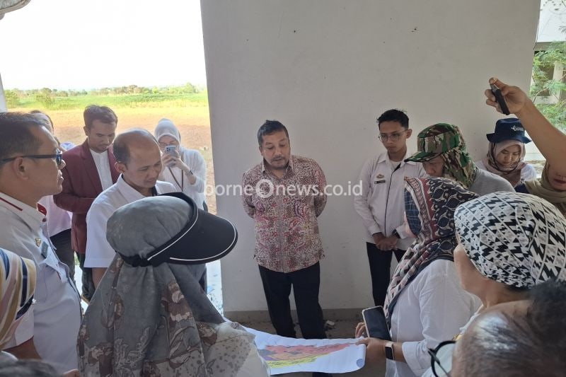 Direktur Regional I Kedeputian Bidang Pengembangan Regional Kementerian Perencanaan Pembangunan Nasional (PPN)/Badan Perencanaan Pembangunan Nasional (Bappenas) Abdul Malik Sadat Idris (batik) bersama Forkopimda Provinsi Lampung tengah melakukan pemeriksaan kondisi pembangunan Kota Baru yang rencananya akan menjadi pusat perkantoran Pemerintahan Provinsi Lampung, di Lampung Selatan, Rabu (14/8/2024). ANTARA/Ruth Intan Sozometa Kanafi