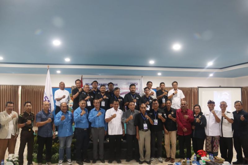 Penjabat Bupati Buleleng Ketut Lihadnyana berpose bersama dengan sejumlah wartawan/jurnalis yang tergabung dalam organisasi media Serikat Media Siber Indonesia (SMSI) saat pelantikan pengurus baru di Buleleng, Bali, Rabu (14/8/2024). ANTARA/HO-Diskominfosanti Buleleng