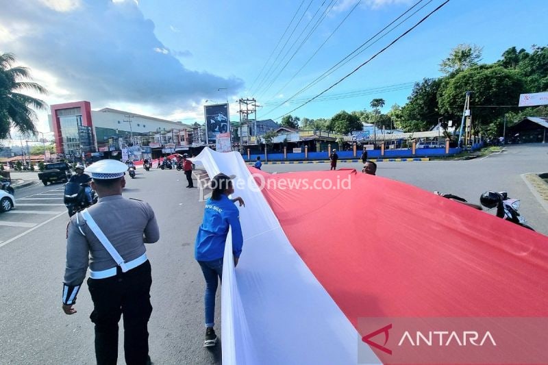 Berbagai komponen masyarakat terlibat dalam pembentangan bendera merah putih sepanjang 13,27 kilometer di Manokwari, Papua Barat, Rabu. (ANTARA/Fransiskus Salu Weking)