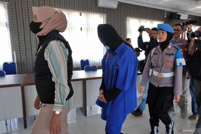 Polisi menggiring tersangka selebgram berinisial FD (tengah) saat gelar kasus judi daring (online) di Mapolres Temanggung, Jawa Tengah, Selasa (13/8/2024). Jajaran Satreskrim Polres Temanggung berhasil mengamankan selebgram yang mempromosikan situs judi online melalui platform media sosial instagram sehingga diancam dengan Pasal 45 Ayat 3 Juncto Pasal 27 Ayat 2 Undang-Undang Nomor 1 Tahun 2024 tentang Informasi dan Transaksi Elektronik dan Pasal 303 Ayat 1 Angka 2e KUHP, dengan ancaman pidana pe