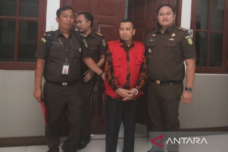 Ketua STKIP Al Maksum Dr Muhammad Sardi (mengenakan rompi) tersangka korupsi pemotongan biaya hidup PIP ditahan Kejati Sumut. (ANTARA/Aris Rinaldi Nasution)
