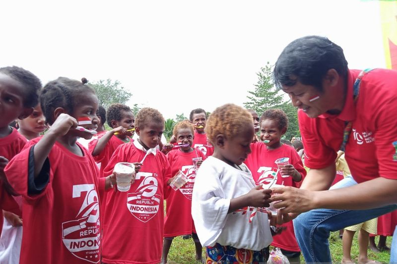 Demonstrasi cara menyikat gigi oleh anak-anak Kampung Nayaro Distrik Mimika Baru Kabupaten Mimika, Provinsi Papua Tengah. (ANTARA/Agustina Estevani Janggo)