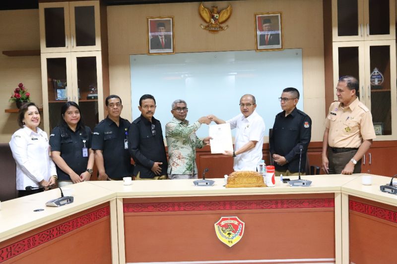 KPU NTT Serahkan 65 Dokumen Calon Anggota DPRD Terpilih ke Pemprov
