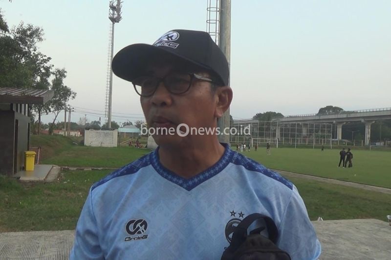 Pelatih SFC Jafri Sastra usai latih tanding bersama dengan David FC, di Palembang, Rabu (14/8/2024). (ANTARA/Ahmad Rafli Baiduri)