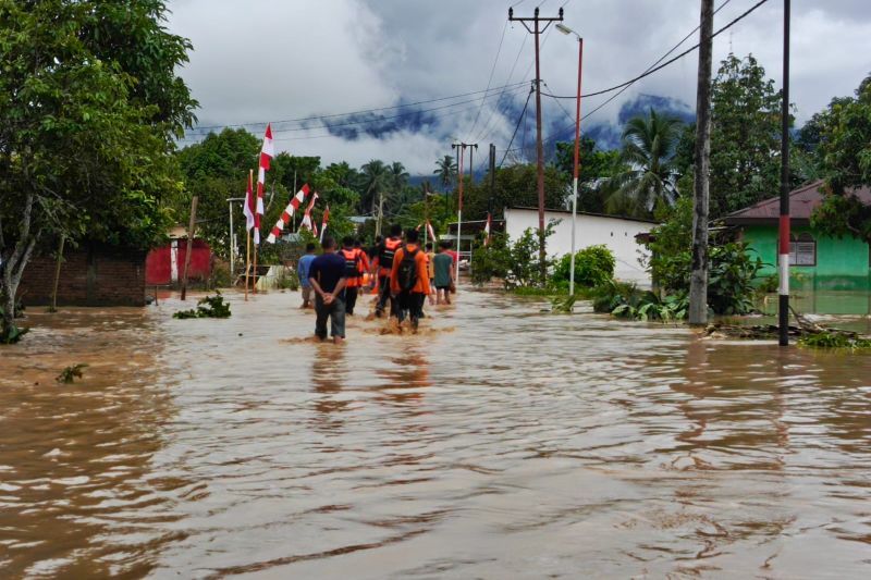 Hujan deras yang terjadi di wilayah Bolaang Mongondow menyebabkan banjir merendam rumah warba di tiga kecamatan. ANTARA/HO-BPBD Bolaang Mongondow