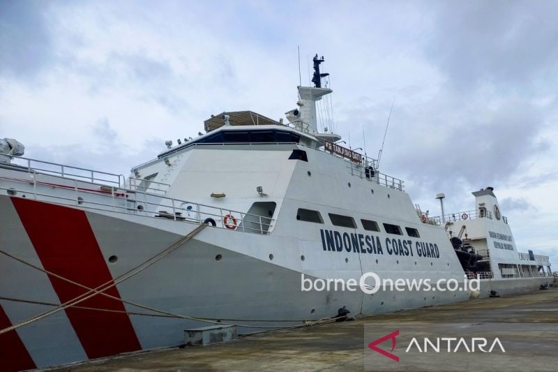 The Tanjung Datu vessel moored in the wharf of the Indonesian Navy (TNI AL) in the Selat Lampa port area, Natuna district, Riau Islands. (ANTARA/Muhamad Nurman)