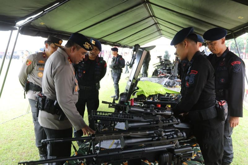 Kepala Polda Sumut Irjen Pol Whisnu Hermawan Februanto (kiri) mengecek persiapan personel dan kelengkapan senjata di Medan, Sumatera Utara, Rabu (14/8/2024). (ANTARA/HO-Bidang Humas Polda Sumatera Utara)