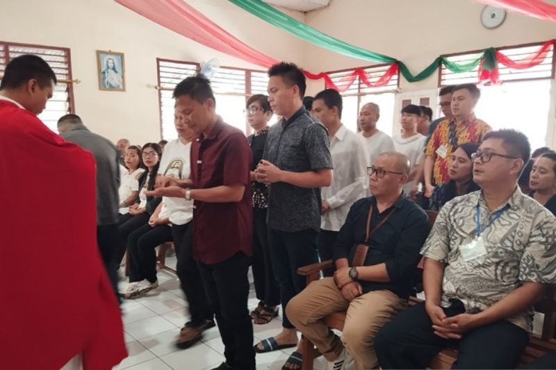 Pastor Dismas V Salettia saat memberikan khotbah kepada warga binaan di Lapas Tondano, Rabu (14/8/2024). ANTARA/HO-Kemenag.