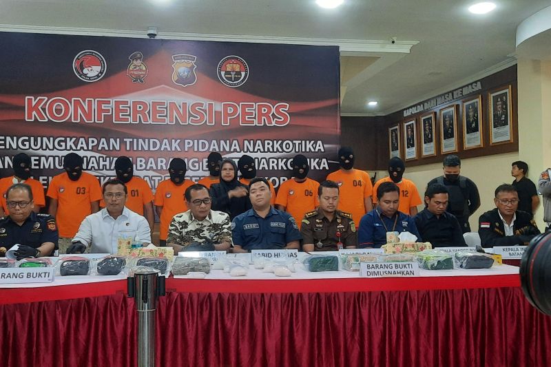 Rilis pengungkapan kasus tindak pidana narkoba Ditnarkoba Polda Kepri, Selasa (30/7/2024). ANTARA/Laily Rahmawaty.