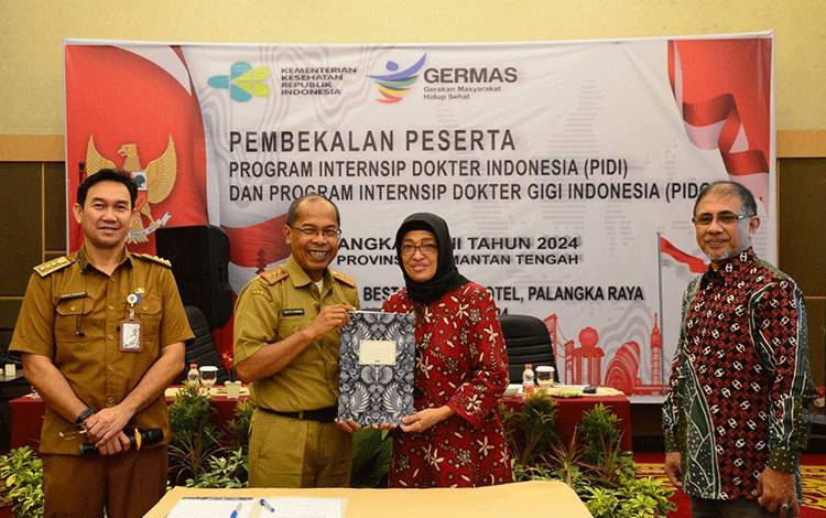 Penyerahan Berkas dari Kementerian Kesehatan kepada Dinkes Provinsi Kalteng, di Palangka Raya, baru baru ini. (FOTO:DINKES KALTENG)