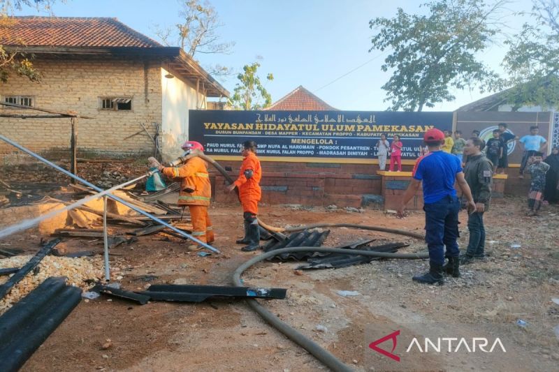 Petugas memadamkan api di lokasi kebakaran di Desa Mapper, Kecamatan Proppo, Pamekasan, Jawa Timur, Rabu (14/8/2024). (ANTARA/ HO-Pemkab Pamekasan)