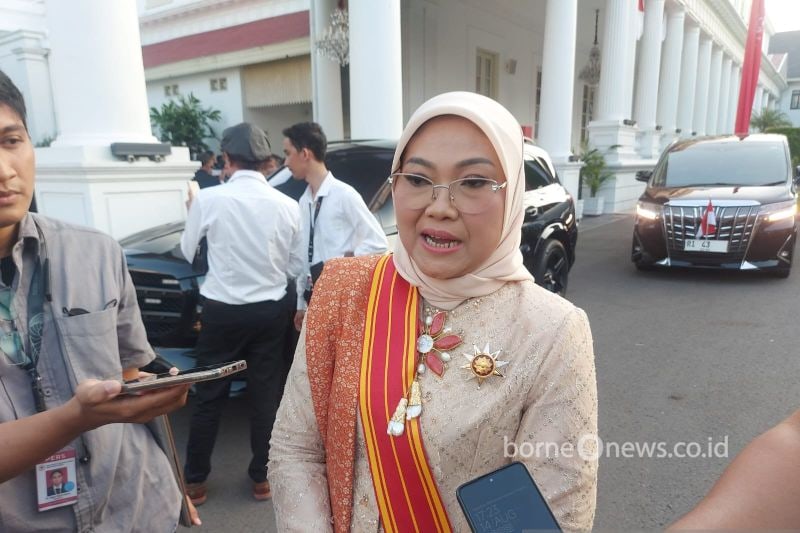 Manpower Minister Ida Fauziyah at the Presidential Palace complex, Jakarta, on Wednesday (August 14, 2024). She was one of the 64 figures who received the Bintang Mahaputera Adipradana award from President Joko Widodo on Wednesday. (ANTARA/Andi Firdaus)