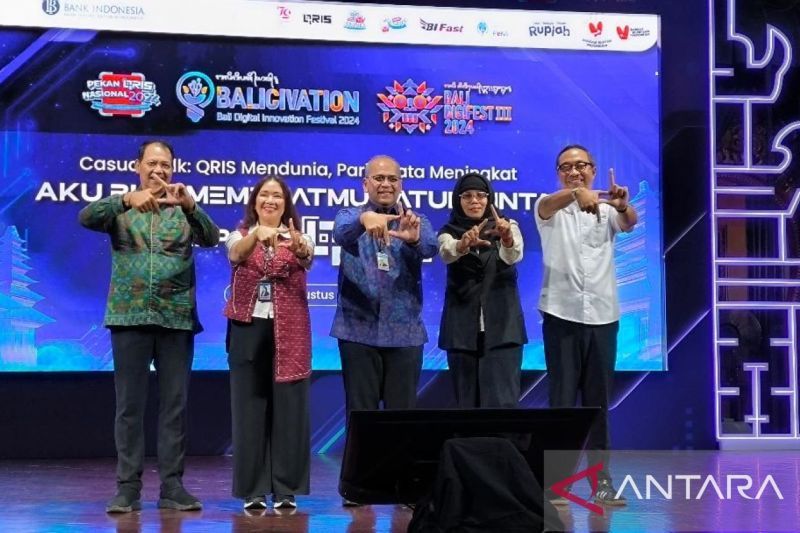 Kepala Perwakilan Bank Indonesia (BI) Provinsi Bali Erwin Soeriadimadja bersama pembicara dan narasumber dalam Casual Talk QRIS, di Denpasar, Rabu (14/8/2024). ANTARA/Ni Luh Rhismawati