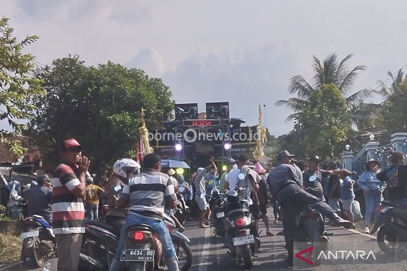 Rombongan karnaval di Kecamatan Cluwak, Kabupaten Pati, Jawa Tengah, menggunakan sound horeg di jalan raya beberapa waktu lalu. ANTARA/Akhmad Nazaruddin Lathif
