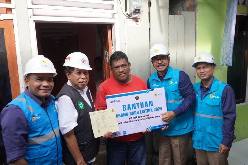 PLN UIW MMU melakukan penyalaan perdana program Bantuan Pasang Baru Listrik (BPBL) 2024 bagi dua pelanggan di Negeri Hative Besar, Kota Ambon, Rabu (14/8). ANTARA/HO-Humas PLN UIW MMU