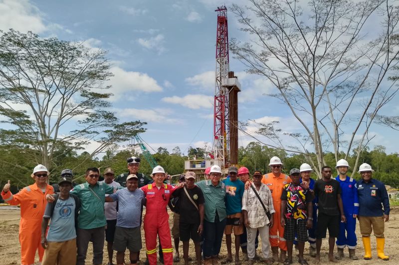 Kepala Departemen Forkom SKK Migas Perwakilan Papua Maluku Galih Agusetiawan dan jajaran Genting Oil Kasuari Ltd foto bersama masyarakat adat Suku Sumuri di Teluk Bintuni, Papua Barat. (ANTARA/HO-SKK Migas Papua Maluku)