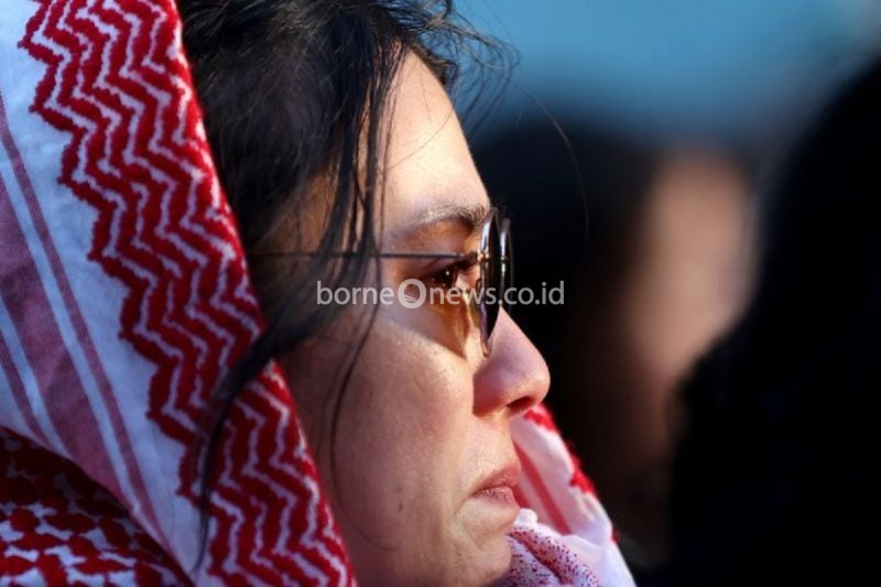 Arsip - Seorang wanita menangis dalam sebuah aksi unjuk rasa pro-Palestina di London, Inggris, pada 11 November 2023 (Xinhua/Li Ying)