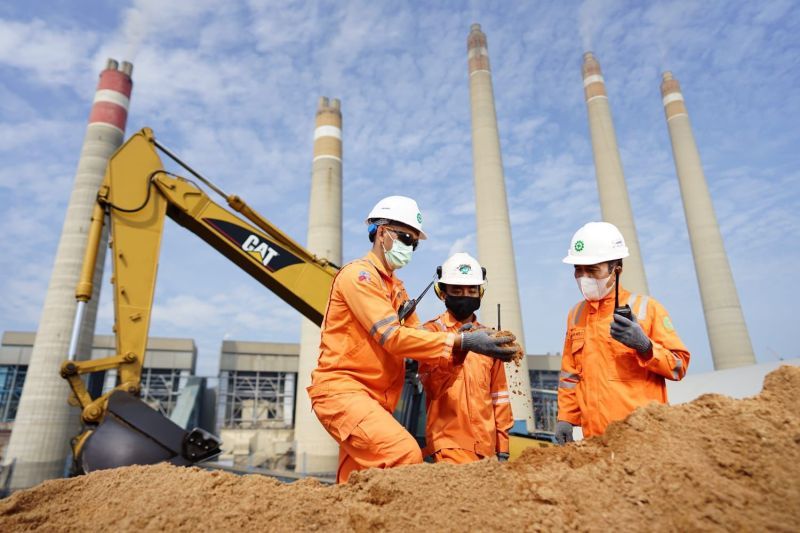 Petugas PLN melakukan pengecekan terhadap biomassa yang berasal dari serbuk kayu untuk digunakan sebagai substitusi bahan bakar batu bara atau _co-firing_ di Pembangkit Listrik Tenaga Uap (PLTU) Suralaya, Cilegon, Banten. ANTARA/HO-PLN