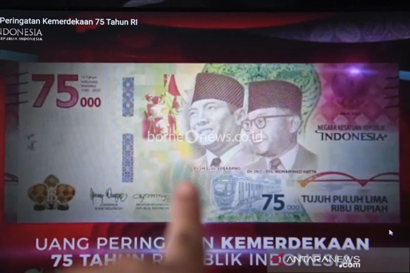 Warga memotret layar yang menampilkan uang lembar pecahan Rp75.000 saat diluncurkan secara virtual, di Jakarta, Senin (17/8/2020). Bank Indonesia mengeluarkan uang Peringatan Kemerdekaan 75 Tahun Republik Indonesia dengan bentuk lembar pecahan Rp75.000. ANTARA FOTO/Hafidz Mubarak A