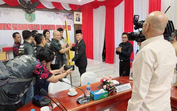 Pj Bupati Barito Selatan Lepas Atlet PWI Menuju Porwanas XIV di Banjarmasin